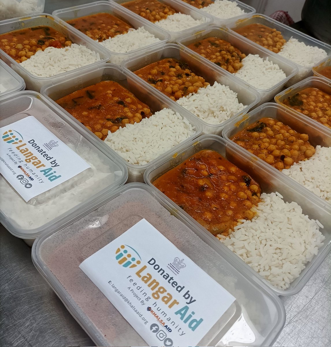LangarAid's tweet photo. Preparing emergency hot meals to be distributed 🙏🏽

#seva #langar #humanity #COVENTRY #selflessservice 
@Khalsa_Aid https://t.co/WAG62WiE4R