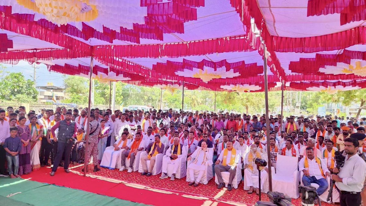 dangarbharat's tweet photo. भारतीय जनता पार्टी के यशस्वी राष्ट्रीय अध्यक्ष श्री @JPNadda जी के साथ कर्नाटक राज्य के होन्नाली विधानसभा में माननीय प्रधानमंत्री श्री @narendramodi जी की #MannKiAtBaat100 के १००वे एपिसोड को सभी कार्यकर्ताओं के साथ देखने का सौभाग्य प्राप्त हुआ।
#MannKiBaat #NarendraModi #MKB100 https://t.co/ycftgQiKZ8