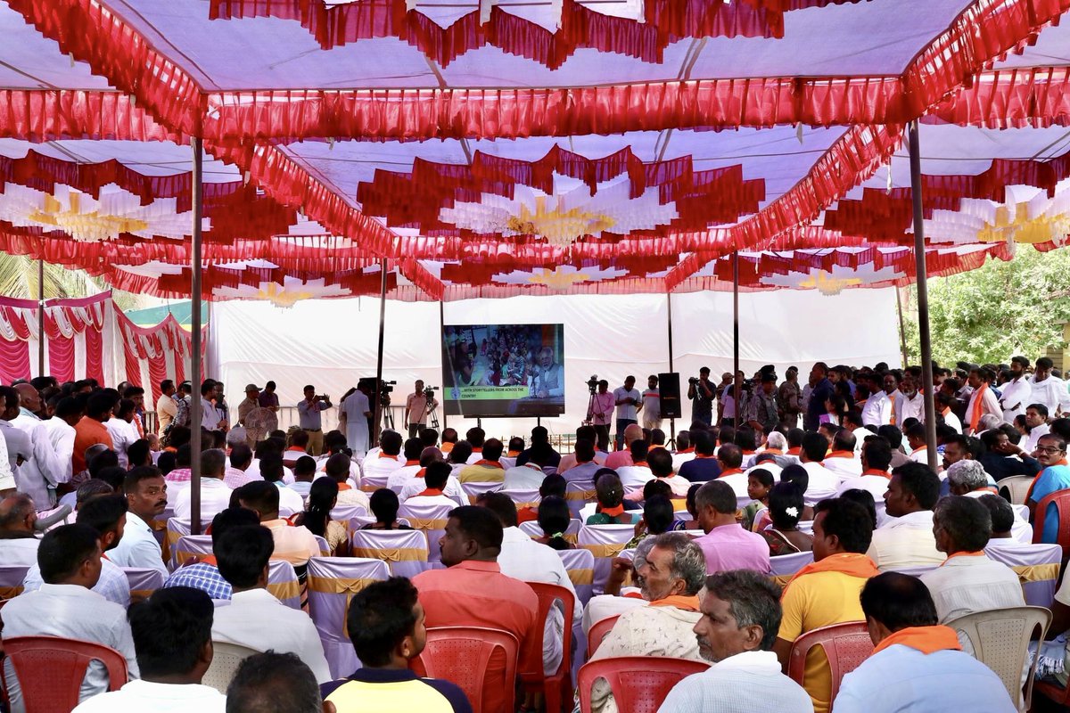 dangarbharat's tweet photo. भारतीय जनता पार्टी के यशस्वी राष्ट्रीय अध्यक्ष श्री @JPNadda जी के साथ कर्नाटक राज्य के होन्नाली विधानसभा में माननीय प्रधानमंत्री श्री @narendramodi जी की #MannKiAtBaat100 के १००वे एपिसोड को सभी कार्यकर्ताओं के साथ देखने का सौभाग्य प्राप्त हुआ।
#MannKiBaat #NarendraModi #MKB100 https://t.co/ycftgQiKZ8