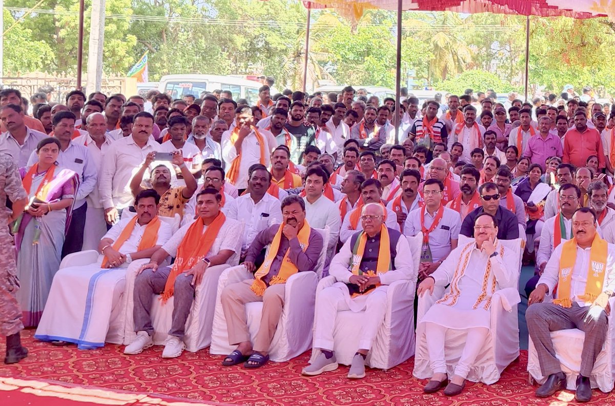 dangarbharat's tweet photo. भारतीय जनता पार्टी के यशस्वी राष्ट्रीय अध्यक्ष श्री @JPNadda जी के साथ कर्नाटक राज्य के होन्नाली विधानसभा में माननीय प्रधानमंत्री श्री @narendramodi जी की #MannKiAtBaat100 के १००वे एपिसोड को सभी कार्यकर्ताओं के साथ देखने का सौभाग्य प्राप्त हुआ।
#MannKiBaat #NarendraModi #MKB100 https://t.co/ycftgQiKZ8