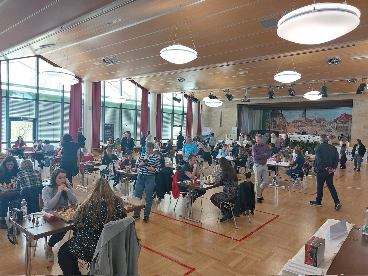 Die 10. und damit vorletzte Runde in der Frauenbundesliga läuft. Heute steht das vorgezogene Finale Baden-Baden gegen Schwäbisch-Hall an. Die Schwäbischen Hallerinnen haben zwei Mannschaftspunkte und einige Brettpunkte Vorsprung.
<a href="/Schachbund/">Deutscher Schachbund</a> #FBL #WomenInChess