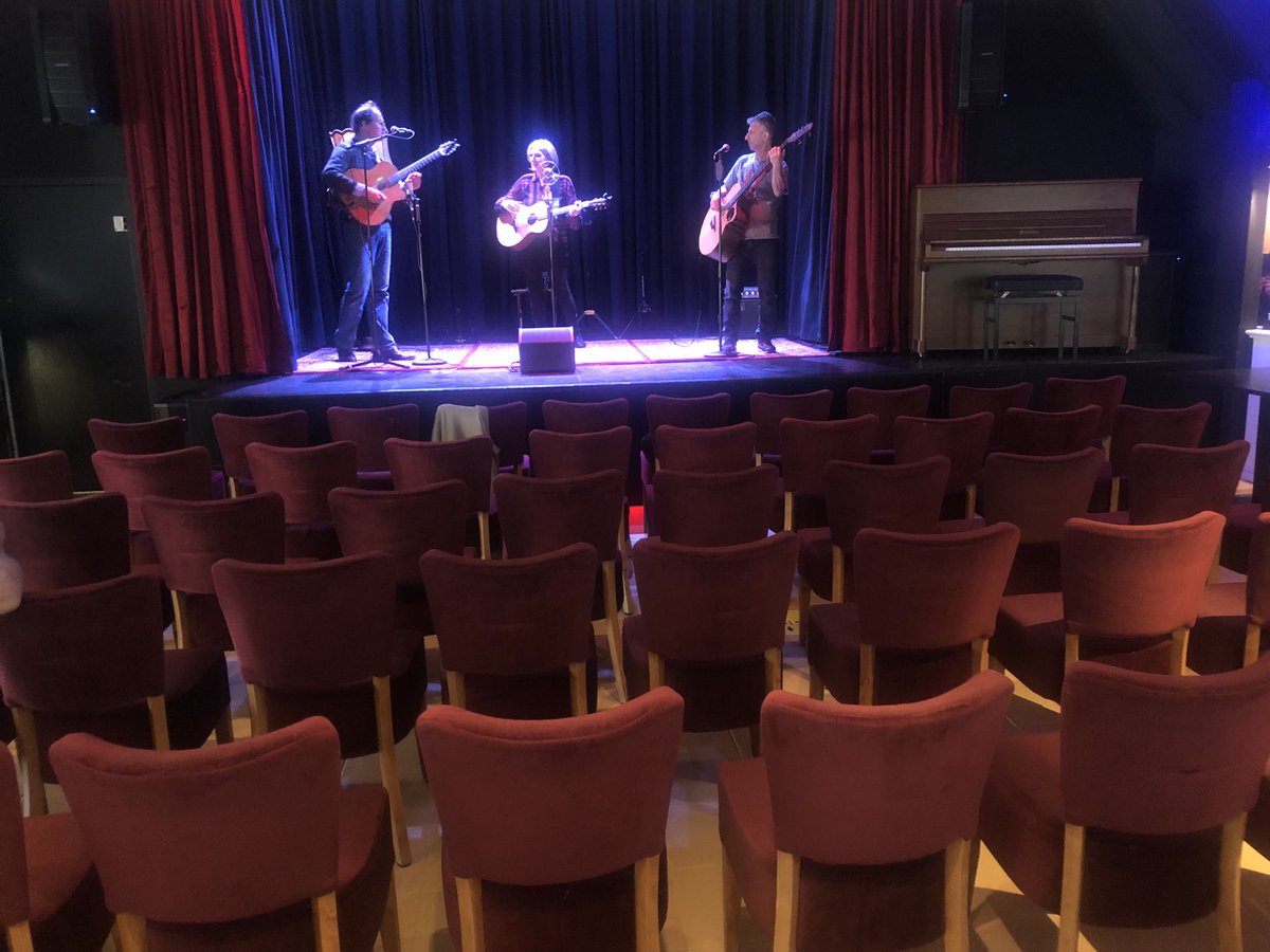 Nu nog leeg bij de soundcheck in ⁦<a href="/detoegifttexel/">detoegifttexel</a>⁩ Om 16.00 aanvang, er kunnen nog stoelen worden bijgeschoven