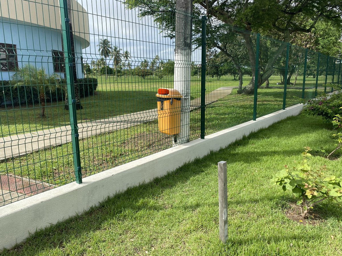 andrecarvalhose's tweet photo. Sugestão para a @PrefAracaju: colocar lixeiras na Avenida Oviêdo Teixeira. Os criadores de pets estão fazendo um poste de ponto de lixo. A lixeira mais próxima fica dentro do parque. https://t.co/ZNcG02LLPr