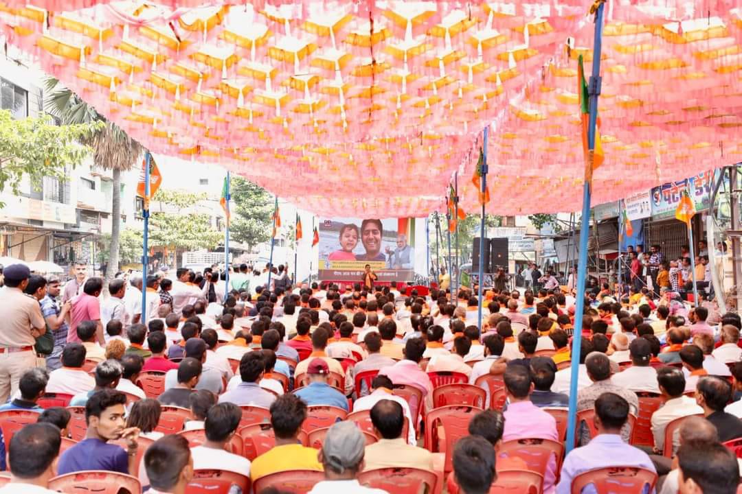 Alpeshbjym's tweet photo. વડાપ્રધાન શ્રી નરેન્દ્રભાઈ મોદીજીના લોકપ્રિય કાર્યક્રમ "મન કી બાત" ના ૧૦૦ મા એપિસોડનું પ્રસારણ બમરોલી ખાતે સુરતવાસીઓ સાથે @ChaudhryShankar સાહેબે  નિહાળ્યુ.આ કાર્યક્રમ રેડિયોના માધ્યમથી દેશવાસીઓને જોડવાની સાથે સાથે પરસ્પર વિશ્વાસ અને વિકાસના અવિરત પ્રવાહને મજબૂત કરે છે. https://t.co/hrgJnPlRZN