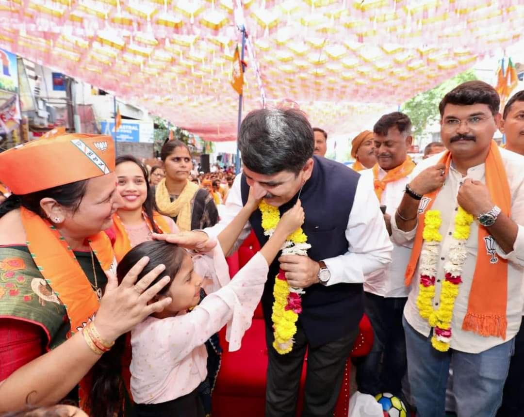 Alpeshbjym's tweet photo. વડાપ્રધાન શ્રી નરેન્દ્રભાઈ મોદીજીના લોકપ્રિય કાર્યક્રમ "મન કી બાત" ના ૧૦૦ મા એપિસોડનું પ્રસારણ બમરોલી ખાતે સુરતવાસીઓ સાથે @ChaudhryShankar સાહેબે  નિહાળ્યુ.આ કાર્યક્રમ રેડિયોના માધ્યમથી દેશવાસીઓને જોડવાની સાથે સાથે પરસ્પર વિશ્વાસ અને વિકાસના અવિરત પ્રવાહને મજબૂત કરે છે. https://t.co/hrgJnPlRZN