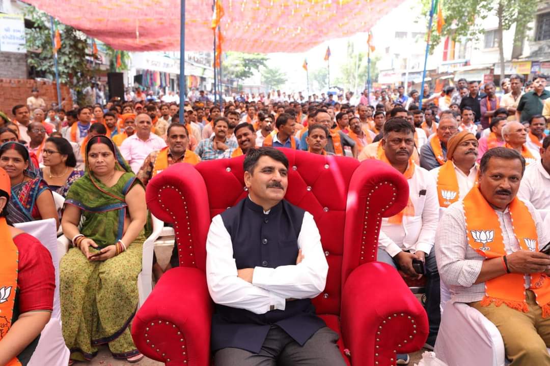 Alpeshbjym's tweet photo. વડાપ્રધાન શ્રી નરેન્દ્રભાઈ મોદીજીના લોકપ્રિય કાર્યક્રમ "મન કી બાત" ના ૧૦૦ મા એપિસોડનું પ્રસારણ બમરોલી ખાતે સુરતવાસીઓ સાથે @ChaudhryShankar સાહેબે  નિહાળ્યુ.આ કાર્યક્રમ રેડિયોના માધ્યમથી દેશવાસીઓને જોડવાની સાથે સાથે પરસ્પર વિશ્વાસ અને વિકાસના અવિરત પ્રવાહને મજબૂત કરે છે. https://t.co/hrgJnPlRZN