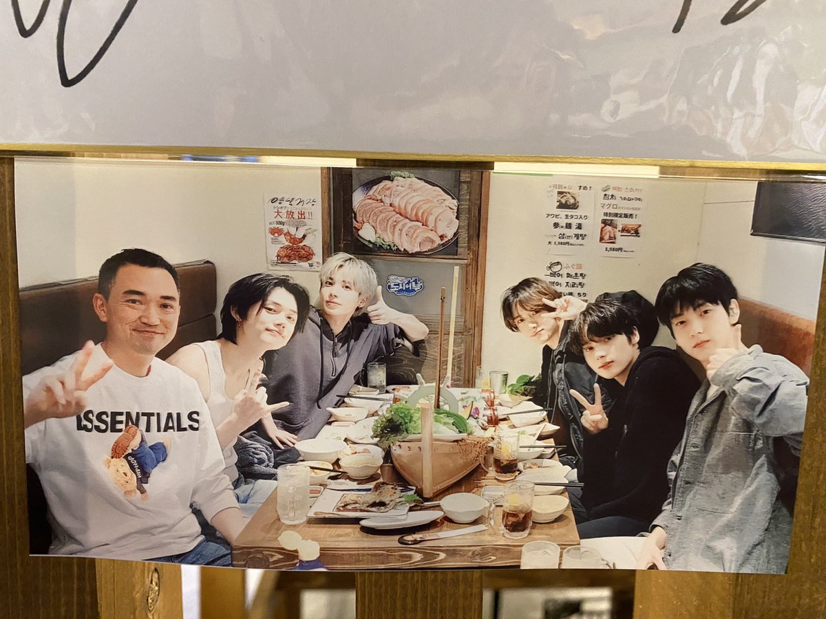 soobinnoekubo5's tweet photo. 今日新大久保にムルフェを食べに行ったのよね🐹
そしたらなんとそのお店、トゥバちゃんが来ていたと、店員さんが教えてくれて😳
サインと写真がーー😭💕
席も教えてくれてー！！！
ジミナのサインもー😭💕
おじさんとっても良い方だったぁぁ！！ https://t.co/cyGkovhnQd