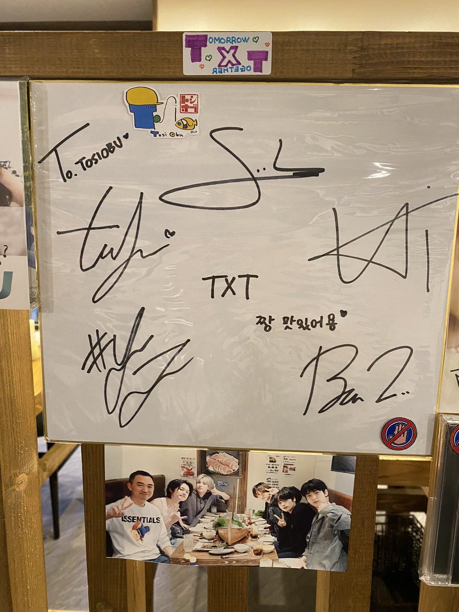 soobinnoekubo5's tweet photo. 今日新大久保にムルフェを食べに行ったのよね🐹
そしたらなんとそのお店、トゥバちゃんが来ていたと、店員さんが教えてくれて😳
サインと写真がーー😭💕
席も教えてくれてー！！！
ジミナのサインもー😭💕
おじさんとっても良い方だったぁぁ！！ https://t.co/cyGkovhnQd