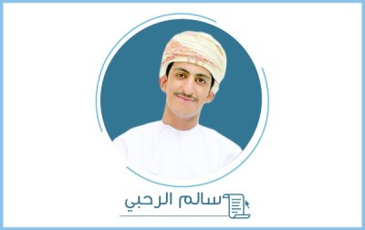 salim_poet's tweet photo. الأدبُ المتخلي:

هل يمكن القول: إن الأدب العربي المعاصر يشهد اليوم رِدَّة سياسية في علاقته بالمجتمع والشأن العام، فضلا عن القضايا القومية الأساسية والمسائل المتصلة بأفكار الحرية والعدالة الاجتماعية التي تتحول مع الوقت إلى شعارات جف دمها من كثرة الاستخدام المنبري؟ هذا سؤال تنظيري أفتحه على هذه اللحظة الرمادية من التاريخ الأدبي لهذه اللغة في هذا المكان من العالم، دون أن يخلو السؤال من قسوة التعميم ومن عمائه أحيانا وفي الوقت نفسه؛ كحال أي مَدخل تنظيري يتطلب قدرا عادلا من التعميم لينظر في سمة عامة من سمات الكتابة في دفتر حقبة معينة من الزمن.

تشهد سوق الكتابة ظاهرة من الظواهر الفردانية التي تتفاقم في الكتابة الأدبية الجديدة وعبر أجيال متعاقبة من الكتَّاب، ظاهرة يمكن وصفها بالاعتزال الأدبي للسياسة نتيجة لليأس أو التعالي، أو نتيجة للرهاب اللغوي الذي كرسه التعليم في التعاطي مع السياسة. أتحدث هنا عن «الأدب المتخلي» الذي أتمنى أن أسدد له التعريف بما يحيط بمعناه. فهو ذلك النوع من الكتابة الأدبية المتخمة بالمطلقات السائلة بلا ملمس أو اتجاه وبلا تفضيلات، والخالية من أي نبرة رفض أو احتجاج. لا تنبع من انتماءات فكرية واضحة، ولا مجال للبحث فيها عن التحولات السياسية لكاتبها. مموهة الملامح متماهية الحدود. مزيج من المكونات التي يعسر علينا أن نعثر فيها على طابع محلي لكاتبها أو على أثر للشخص العابر داخل هذه الكتابة... كتابة ساكتة في نهاية المطاف تصعد إلى السطح بطبقة طافية من الكتَّاب!

يبقى أن أول ما يتخلى عنه الأدب المتخلي هي تلك التعالقات والأواصر الرفيعة بين الشخصي والعام عندما يشف انحياز الكاتب إلى الذات، إلى التجربة الداخلية (الروحية إن صح التعبير) المنقطعة عن مدارها الخارجي؛ بمعنى أن تصبح الذات كونا سابحا في السديم، محوره أنا الكاتب الذي يبحث عن فرادته الأدبية داخل عزلة نفسية لا يعكر صفاءها الدم المسفوك على شاشات الأخبار ولا يثير حساسيتها غبار الشوارع. ولكن قد تسأم هذه الذات المفردة من ترددات الصمت في صوتها الأحادي ومن ضحالة شؤونها الفردية الحصرية فتلجأ أحيانا لمحاورة السماء بلغة عرفانية فتتحول معها إلى تجربة صوفية تطفو على اليابسة. ولا يقتصر التخلي في هذا النوع من الأدب على أن يكون تخليا داخل النص فحسب، بل هو انعكاس لتخلي الكاتب على الصعيد الشخصي في سائر ما يتصل بهويته العلنية التي يتبناها، وفي خياراته ومواقفه خارج عالم الكتابة، النموذج الذي يجب أن نراوده بالسؤال الضروري: ما معنى أن تكون كاتبا بلا خط سياسي؟

سالم الرحبي 

لقراءة المقال كاملاً على جريدة عُمان:
https://t.co/9C9ytk9p4h