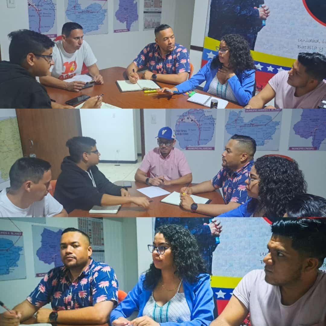 psuvlara2023's tweet photo. 📸 Reunión con el camarada Yanis Agüero organizador del PSUV Lara, coordinador, organizadora y nuestro Enlace del Jpsuv Lara Diego Pérez, en planificación del despliegue territorial durante este fin de semana.
¡Vamos al #PlanRemate Rumbo al 100% de las Asambleas de las UBCH! https://t.co/15K5sFrdjI