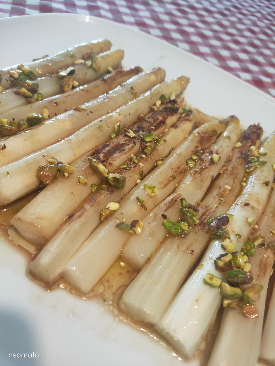 locusberonius's tweet photo. Una forma distinta de tomar los espárragos frescos.
Al horno y plancheados. Con una vinagreta de pistachos. O cualquier otro fruto seco.
Sabor más intenso. Un manjar...
La receta es de @Lchispaadecuad https://t.co/ruFXgnu0NF