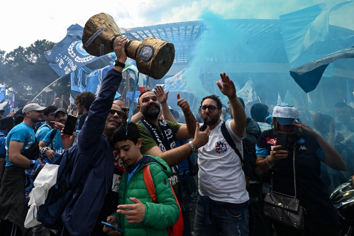 SiaranBolaLive's tweet photo. NAPOLI PARTY https://t.co/vvirFZ7GMD