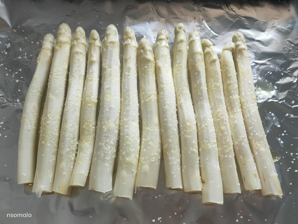 locusberonius's tweet photo. Una forma distinta de tomar los espárragos frescos.
Al horno y plancheados. Con una vinagreta de pistachos. O cualquier otro fruto seco.
Sabor más intenso. Un manjar...
La receta es de @Lchispaadecuad https://t.co/ruFXgnu0NF