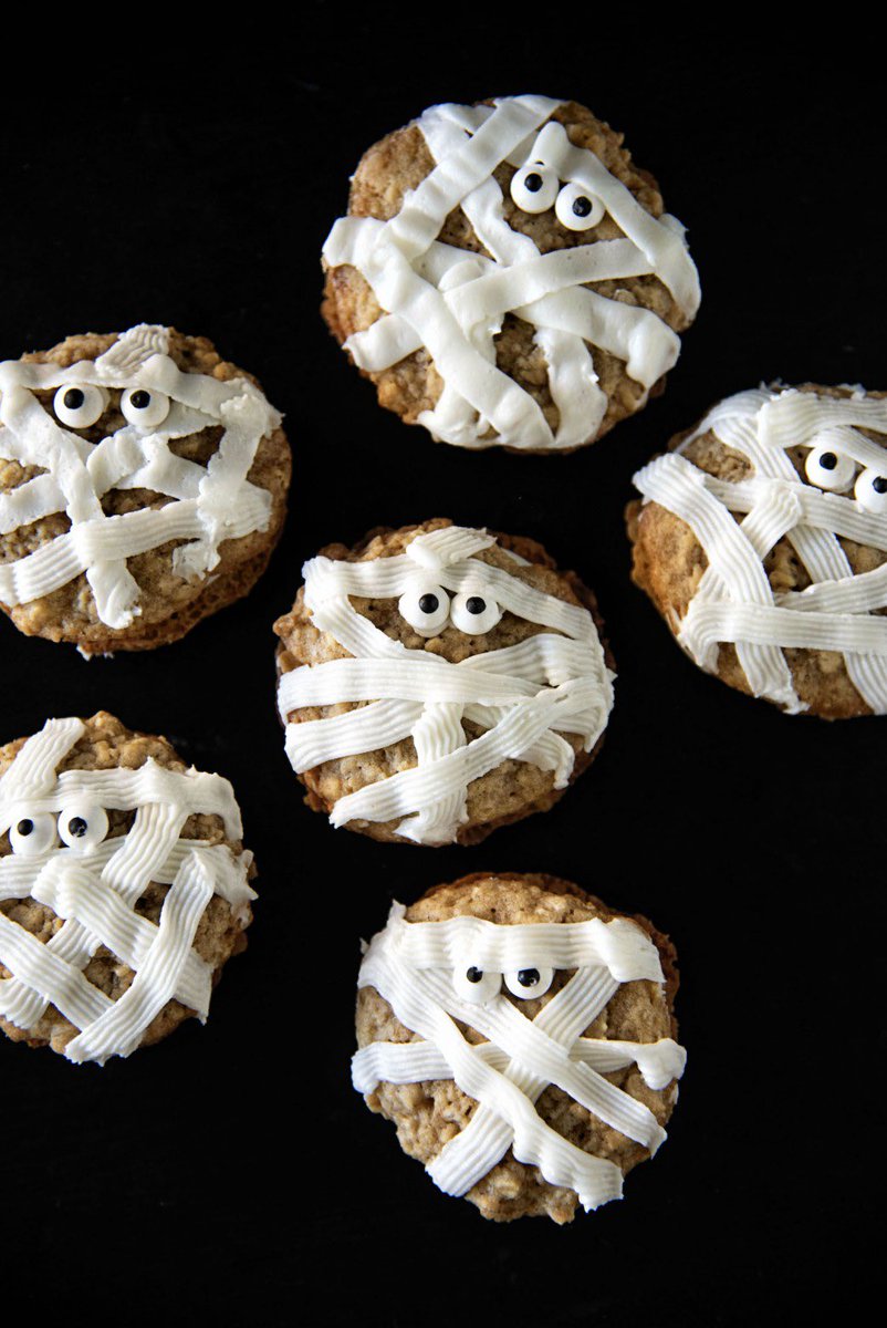 MUMMY Maple Oatmeal Cookies via Sweet reciPEAs
#NationalOatmealCookieDay #GhastlyGastronomy 

sweetrecipeas.com/2019/10/12/map…