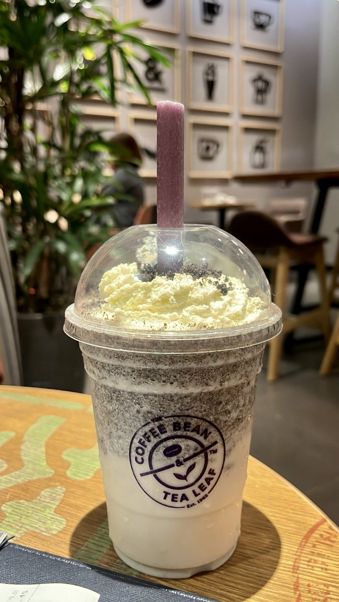 Nurintashaa's tweet photo. Always go to coffee bean for their iced chocolate but today,

✨cookies &amp; cream pure vanilla blended✨

Sedap sedaap!! 5 bintang!!! https://t.co/BSi051yeg0