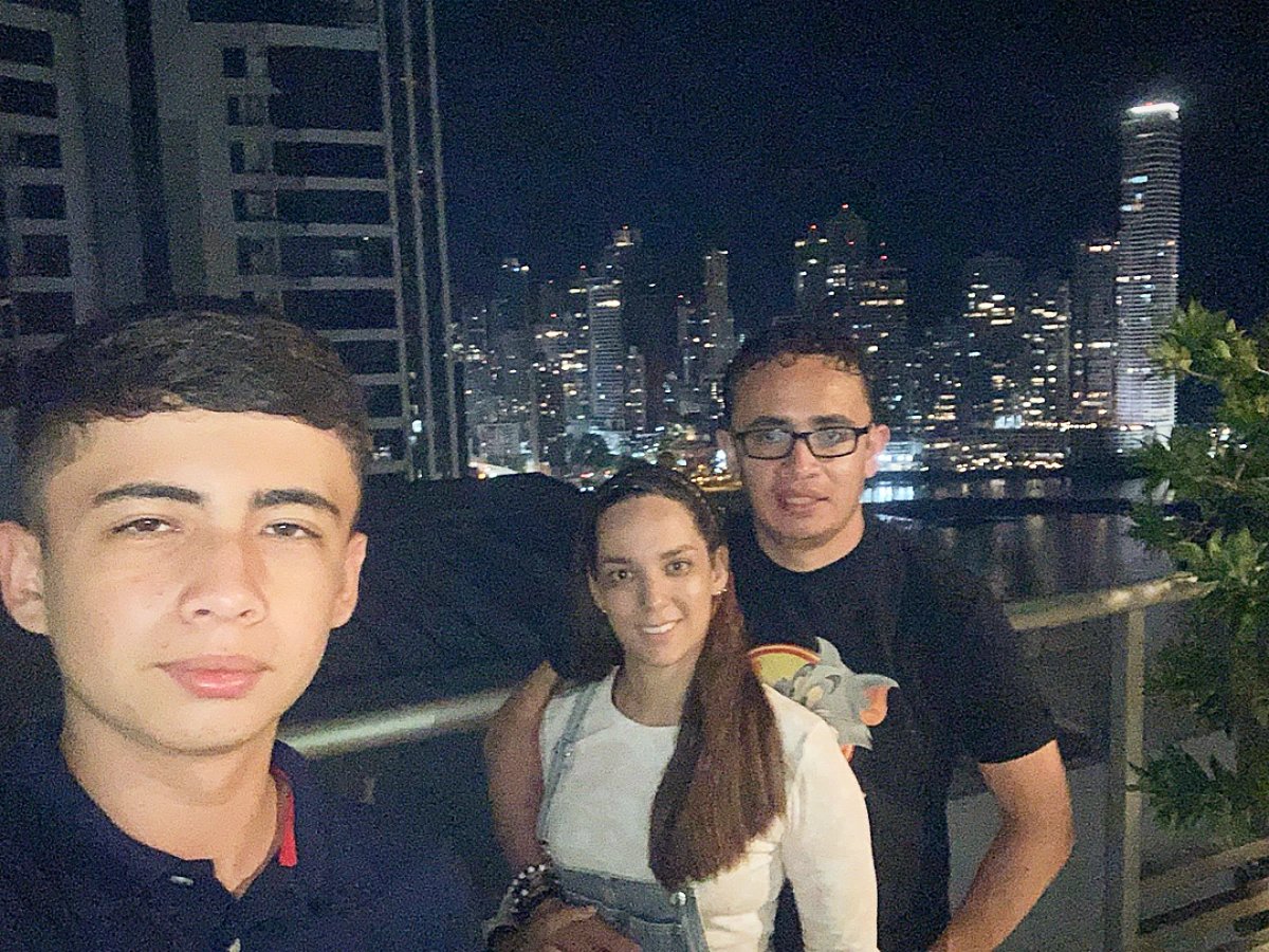ALEJETRU's tweet photo. #Junticos #EnFamilia #NocheEnPanama🇵🇦 https://t.co/G1SfONpevc