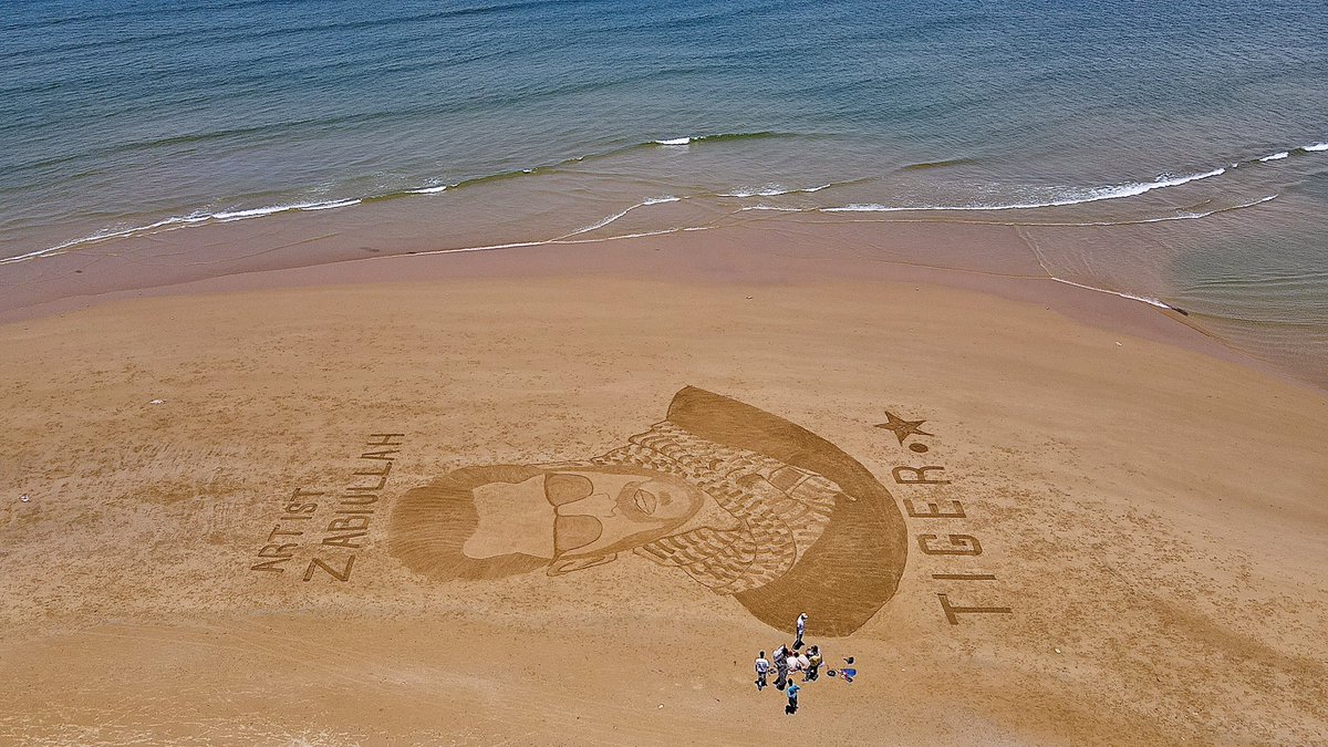 sameershoukat47's tweet photo. Sir @BeingSalmanKhan please check this beautiful sand portrait was made &amp; gifted by my elder bro Zabiullah Shoukat @Rashidiartistsg 

#SalmanKhan𓃵 #Tiger3 #KisiKaBhaiKisiJaan #gaddani #balochistan #sandartsalmankhan @SKFilmsOfficial #Bhaijaan #srk #jawan #Pathaan #sameershoukat https://t.co/AOYZfYz4PH