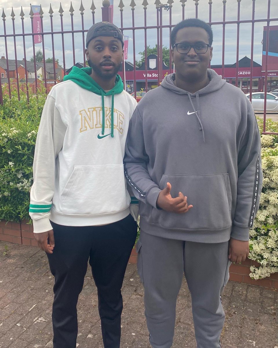 MEMISH_MP4's tweet photo. I messaged @ohnosharky during lockdown to see if I would get a reply, and I got more, I fully can not appreciate this man in my social media grind and him hitting 1 mill is such a milestone been watching him for nearly 7 years and meeting up with him 

P1…. https://t.co/ZVws93bSBg