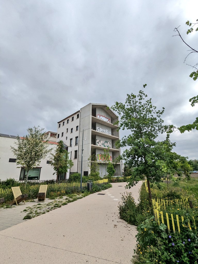 ArchitecteALyon's tweet photo. La ville en construction, nouveau morceau de ville, avec du Odile Decq, du Coop Himmelb(l)au etc.

#lyon
#lyonconfluence
#onlylyon https://t.co/NDM0TRP1Jl