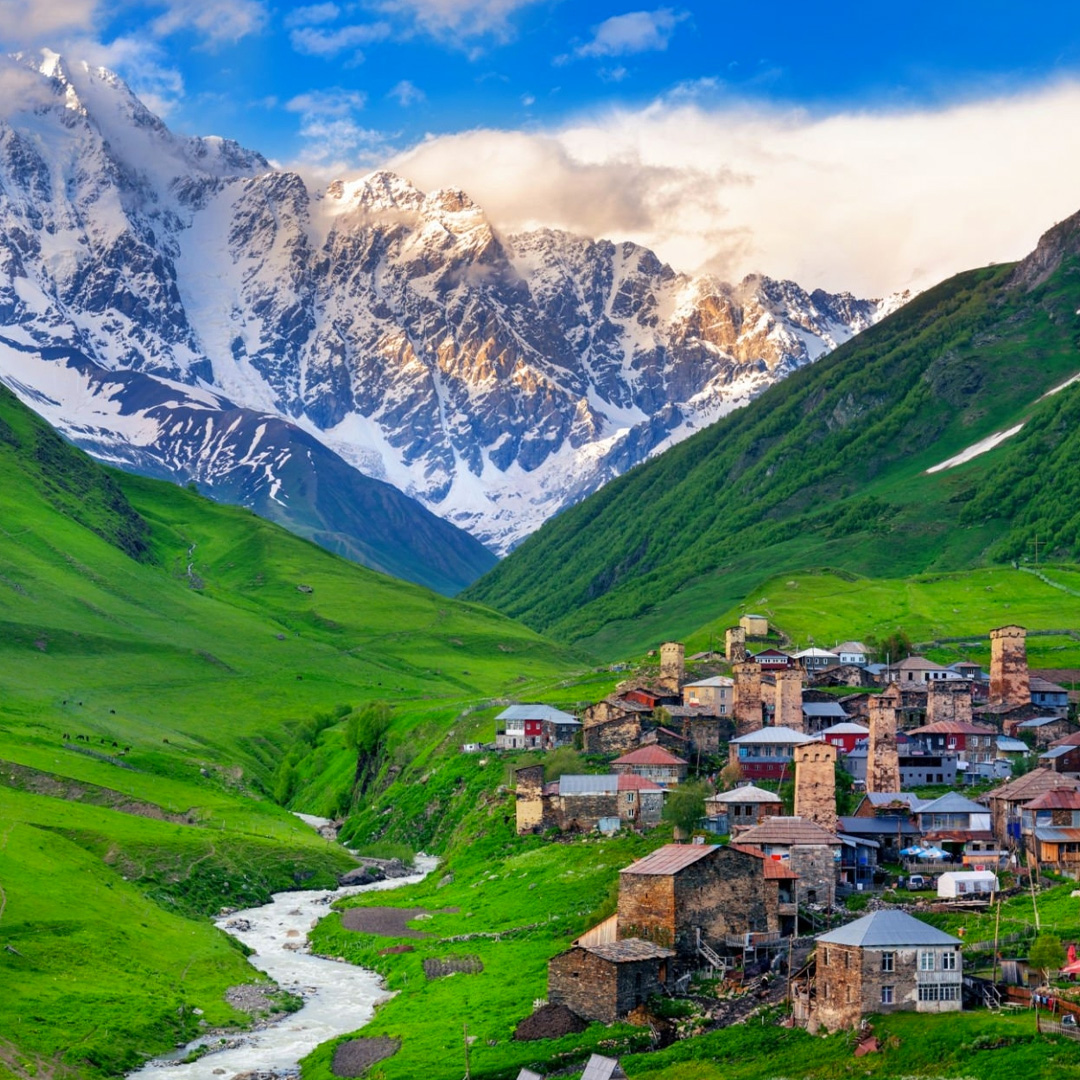 ✨Svaneti, Gürcistan'da yer alan ve yüzyıllar boyunca izole kalan bir bölge. Burada, antik kuleleri ve manastırları keşfetmeye ve tarihi dokusunu koruyan bir dünya mirasını görmeye gidelim mi? 
#Svaneti #Gürcistan #UNESCO