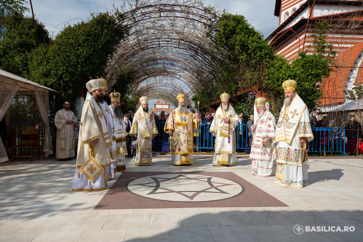 BasilicaPhotos's tweet image. Hramul Mănăstirii Pantocrator – 2023
Vezi Galeria Foto: bit.ly/3VmPYdx