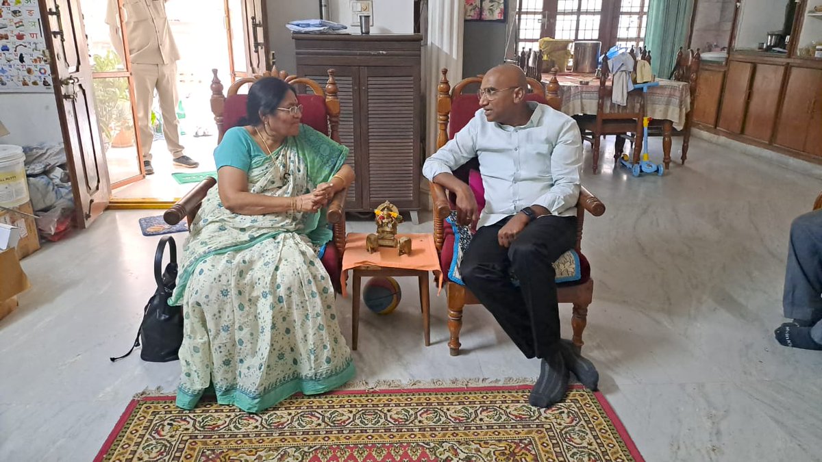 BuggaNithin's tweet photo. @RSPraveenSwaero visited the home of Late Sri Krishnaiah IAS who was brutally murdered in Bihar in 1994 in Hyderabad today Mrs Krishnaiah ji expressed her gratitude to #BSP 
 #Justice4KrishnaiahIAS
#Behenji_TheSaviour https://t.co/fB6NQDlRkN