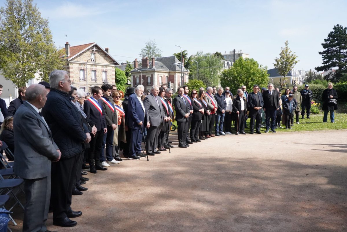 AzzazNadege's tweet photo. Emotion ce matin à #Châtillon pour la commémoration du souvenir de la #déportation avec le dévoilement d’une stèle en hommage aux Châtillonnais deportés parce que juifs.
Nous souvenir et transmettre comme « témoins des témoins » en vigie contre le racisme et l’antisemitisme 1/2 https://t.co/NjzA9xoUxS