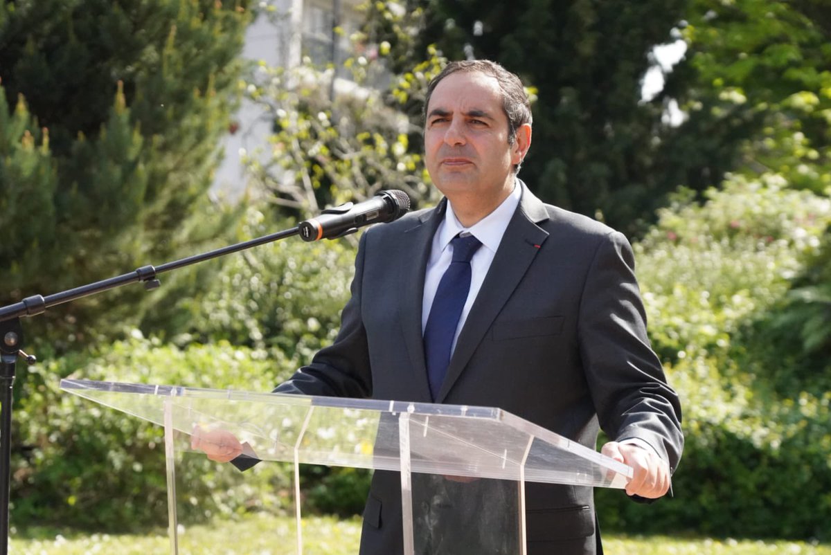 AzzazNadege's tweet photo. Emotion ce matin à #Châtillon pour la commémoration du souvenir de la #déportation avec le dévoilement d’une stèle en hommage aux Châtillonnais deportés parce que juifs.
Nous souvenir et transmettre comme « témoins des témoins » en vigie contre le racisme et l’antisemitisme 1/2 https://t.co/NjzA9xoUxS