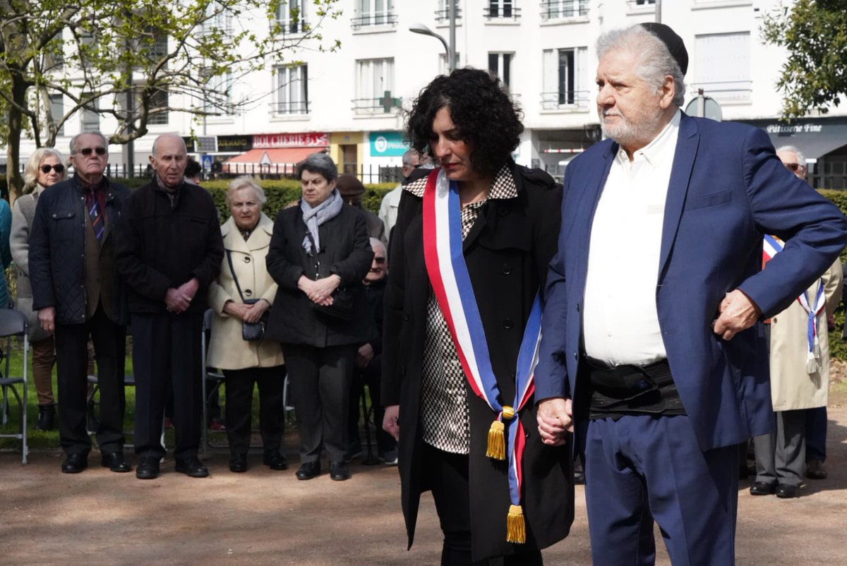 AzzazNadege's tweet photo. Emotion ce matin à #Châtillon pour la commémoration du souvenir de la #déportation avec le dévoilement d’une stèle en hommage aux Châtillonnais deportés parce que juifs.
Nous souvenir et transmettre comme « témoins des témoins » en vigie contre le racisme et l’antisemitisme 1/2 https://t.co/NjzA9xoUxS