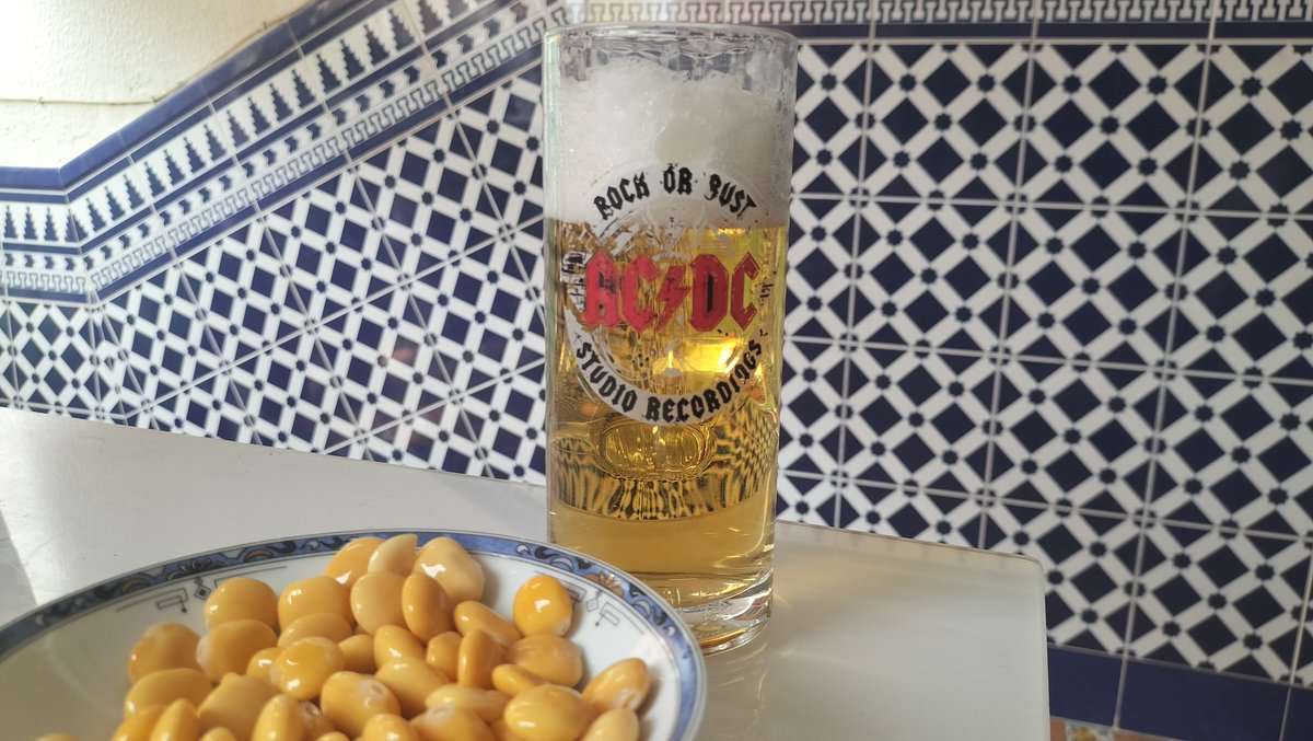 antifazista's tweet photo. @clickdelbar @Cruzcampo @bartaquilla @Juanmivegar @LaPenultimaA @ruesgatriana @sultantrianero @locodelcolor @BarCandelaria1 Azulejos, Tanques and Rock n' Roll. https://t.co/1kby7UEGdG
