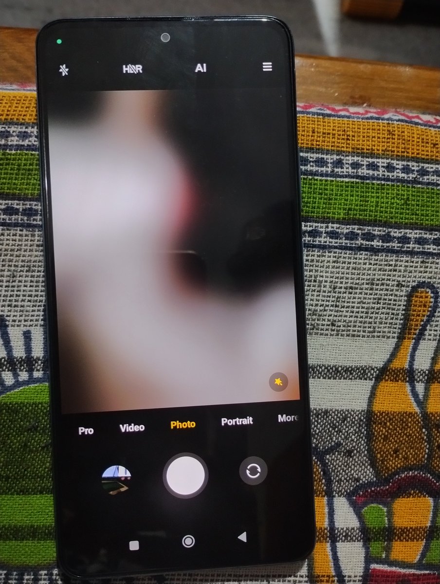 creatolite's tweet photo. this is what happens when I switch to the front camera. Please fix this issue ASAP. How can a MIUI update ruin a piece of hardware. https://t.co/VqrMNVeJQk