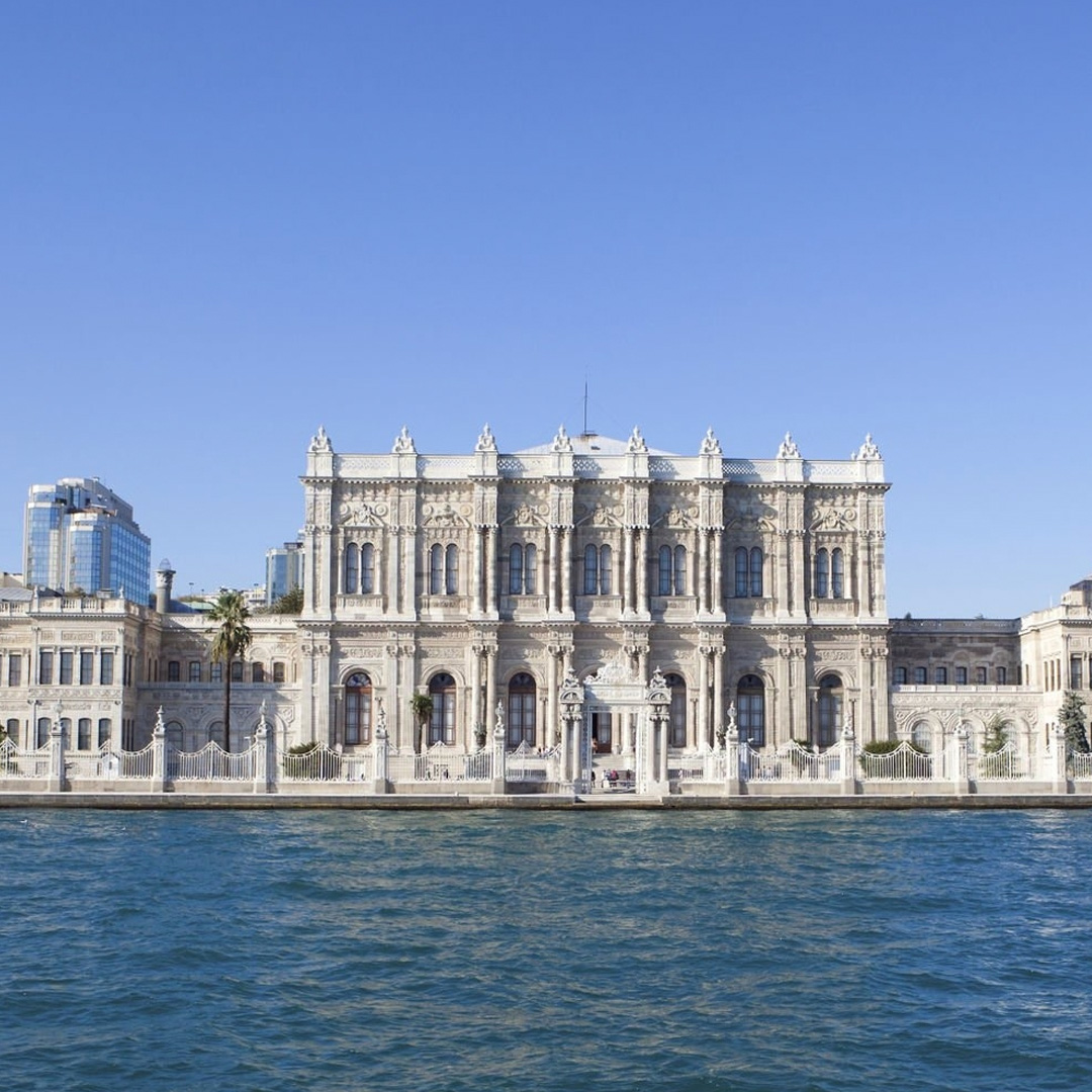 ✨İstanbul'un tarihi saraylarından Dolmabahçe, Osmanlı İmparatorluğu döneminde inşa edildi ve 285 odası ve 43 salonuyla büyüleyici bir mimariye sahip. İstanbul'u ziyaret edenlerin mutlaka görmesi gereken yerlerden biri. Görmeye gidelim mi?
#DolmabahçeSarayı #İstanbul