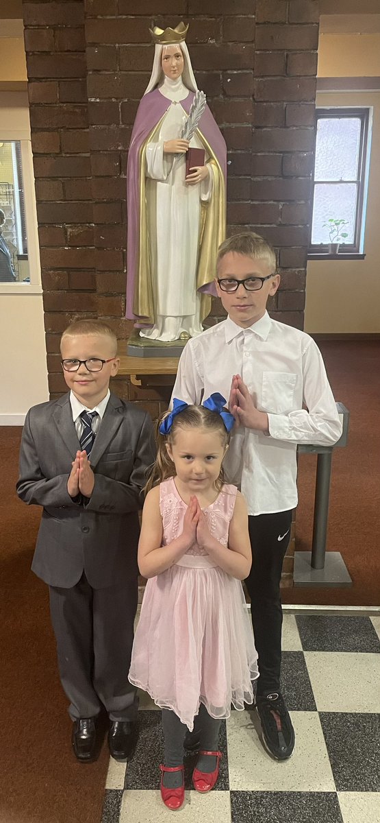 stpaulwhiteinch's tweet photo. Siblings celebrated their brothers and sisters at the First Communion Mass led by Father Andrew. A beautiful and prayerful Mass π#rerc #communityfamily https://t.co/ll6SG3Gpv9