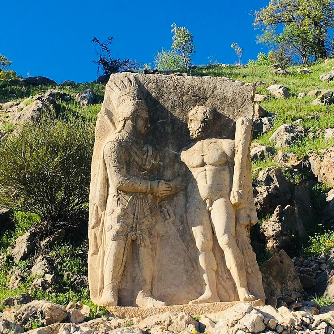 ✨Nemrut Dağı'na yakın bir bölgede yer alan Arsameia, Kommagene Krallığı döneminden kalma antik bir kent. Burada yer alan heykeller ve tarihi eserler, tarih severler için gerçek bir hazine. Görmeye gidelim mi? 
#Arsameia #AntikKent