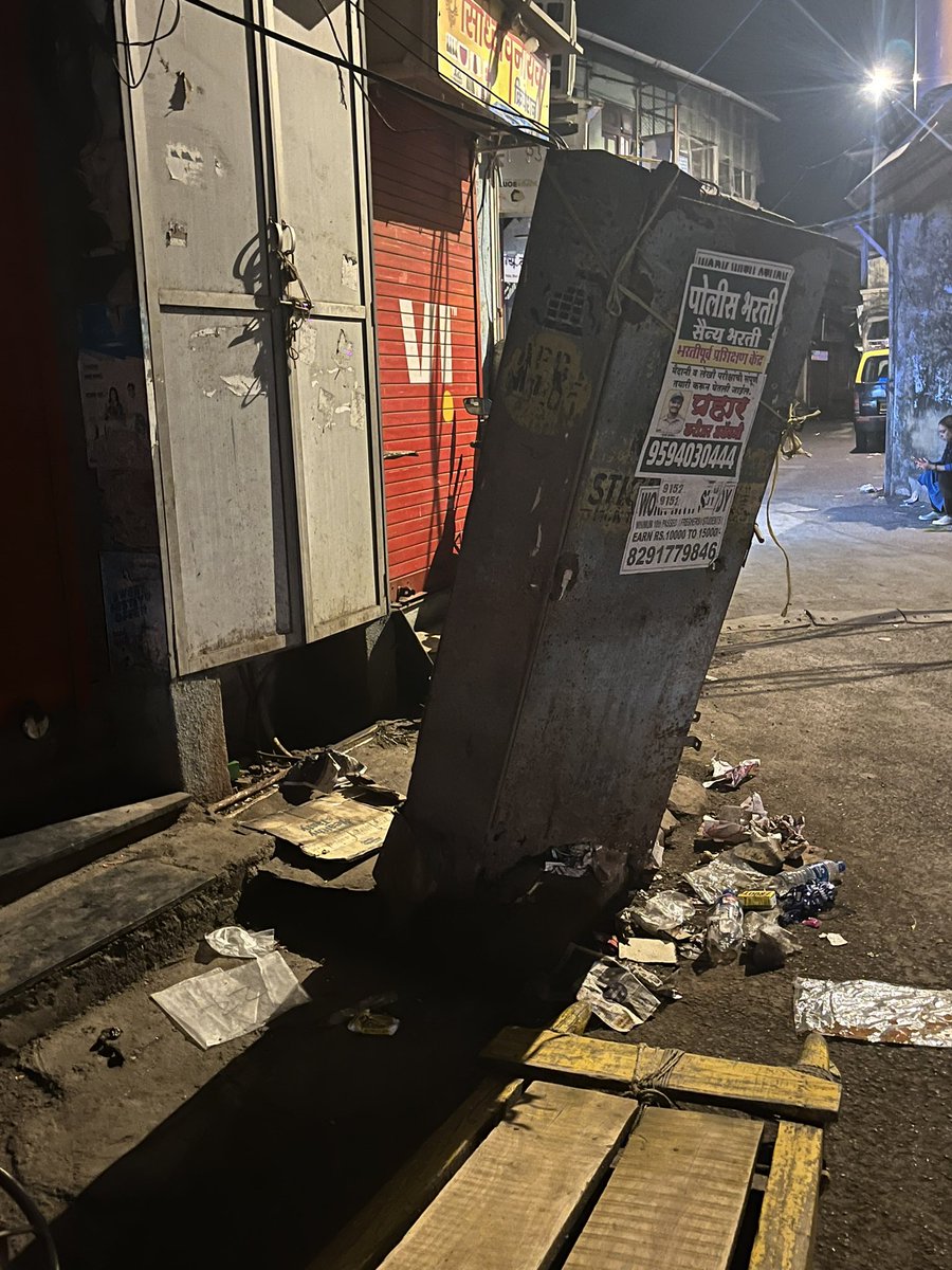 omkarmohite06's tweet photo. माननीय @mybmcWardGS @mybmc वरळी कोळीवाड्यातील तीन बत्ती नाक्यावरील MTNL ची  कॅबिन अत्यंत गंभीर कधीही पडेल या अवस्थेमध्ये आहे ही कॅबिन मुख्य रस्त्याला असल्यामुळे तेथे सतत लोकांची वर्दळ सुरु असते त्यामुळे कोणाला त्यापासून इजा होऊ शकते त्यामुळे त्यावर तातडीने उपायोजना कराव्या https://t.co/scDfiZxoEE