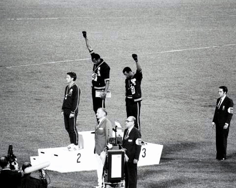 Clem_Autain's tweet image. Que les télévisions aient entendu ou coupé les sifflets hier soir, que les cartons aient été confisqués... les leçons de séparation entre politique et sport sont d'une malhonnêteté intellectuelle crasse. Pour n'en choisir qu'un seul rappel historique 👇