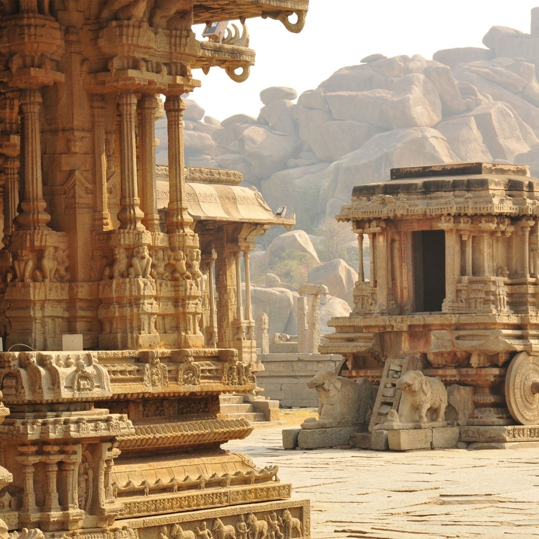 ✨Hampi, Hindistan'da yer alan ve Vijayanagara İmparatorluğu'nun eski başkenti olan bir antik şehir. Burada, antik tapınakları, kraliyet saraylarını ve askeri yapıları görmeye gidelim mi? 
#Hampi #Hindistan #Vijayanagara