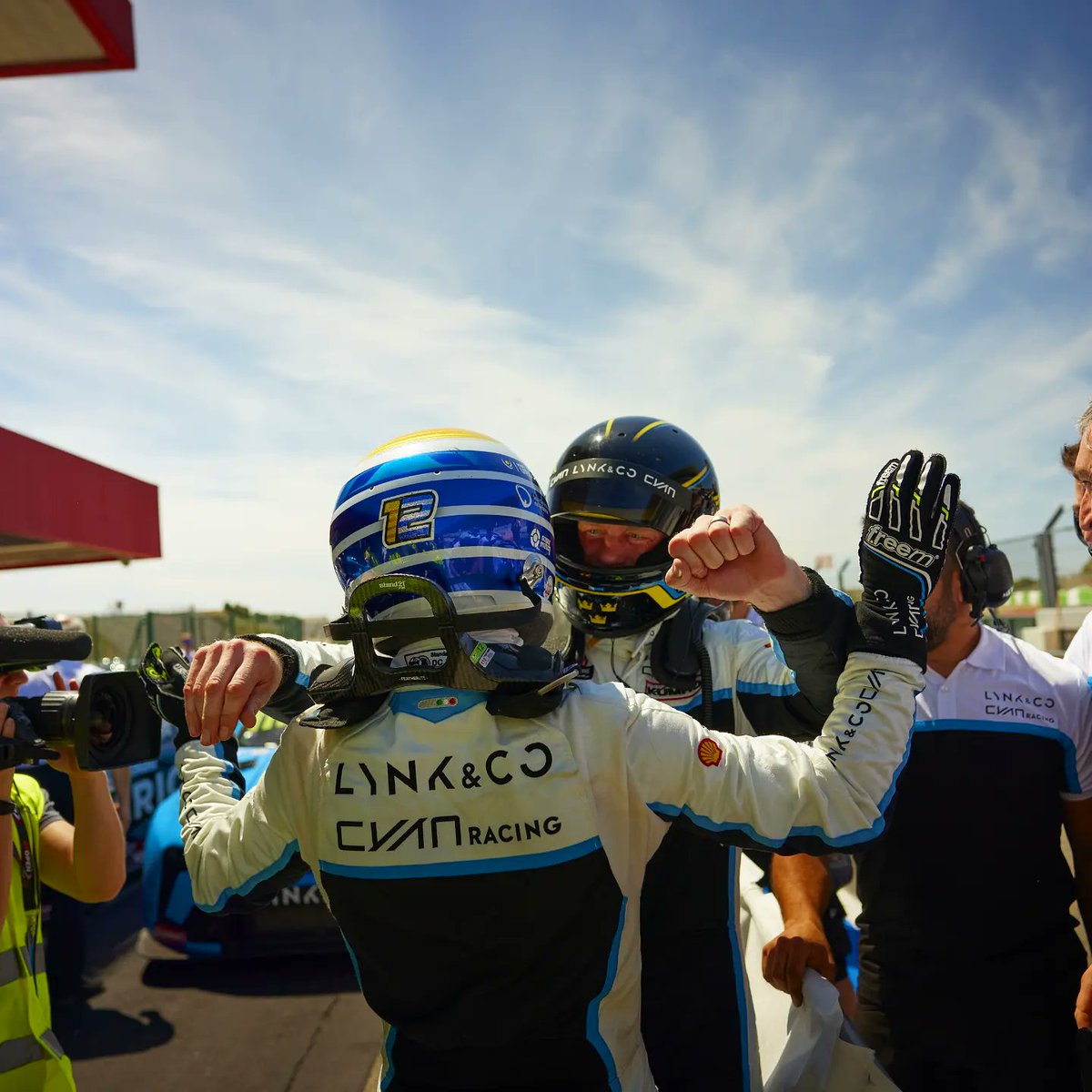 Santi_Urrutia's tweet photo. P1 😊💪🎖🏆 Primera victoria del año en el mundial y primera victoria en la historia para nuestro nuevo modelo Lynk&amp;Co 03 FL ! Mucho trabajo por delante, tenemos que mejorar en muchos aspectos! Gracias a mi equipo y a mis sponsors, mi familia y todos los que están a mi alrededor! https://t.co/69gykjXpMk