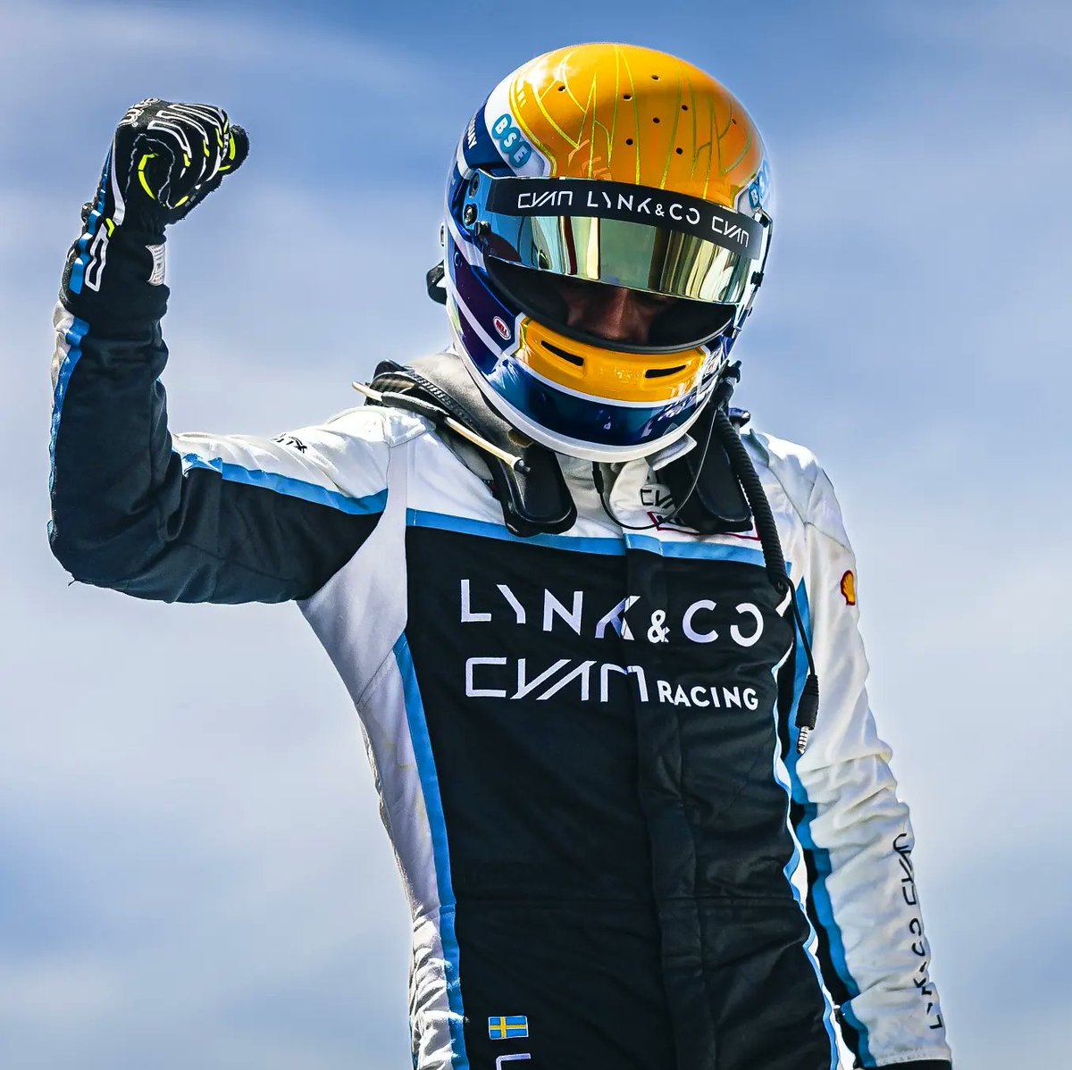 Santi_Urrutia's tweet photo. P1 😊💪🎖🏆 Primera victoria del año en el mundial y primera victoria en la historia para nuestro nuevo modelo Lynk&amp;Co 03 FL ! Mucho trabajo por delante, tenemos que mejorar en muchos aspectos! Gracias a mi equipo y a mis sponsors, mi familia y todos los que están a mi alrededor! https://t.co/69gykjXpMk