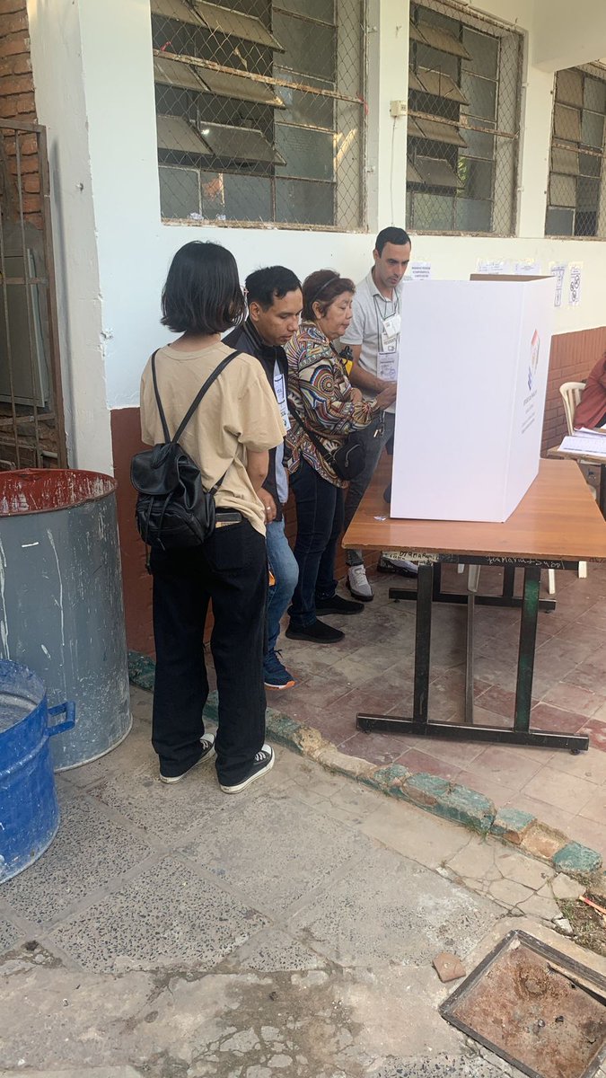 gillka_0's tweet photo. URGENTE EN EL COLEGIO JUAN LEON MAYORQUIN DE ASUNCIÓN VIOLA LA LEY E INGRESAN CON ACOMPAÑANTE
FUNCIONARIO DE LA JUNTA CÍVICA  ANDRES VERA, ESTÁ VIOLANDO EL CODIGO ELECTORAL.
#EleccionesPy2023 https://t.co/jgLc8pgupA