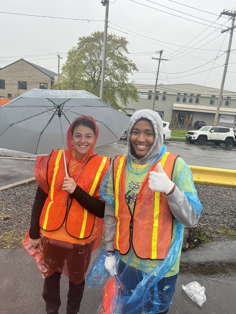 LeMoyneWBB's tweet photo. No rain on our parade! 🌧️ #communityservice #stepup4kids https://t.co/QKng4KOVtJ