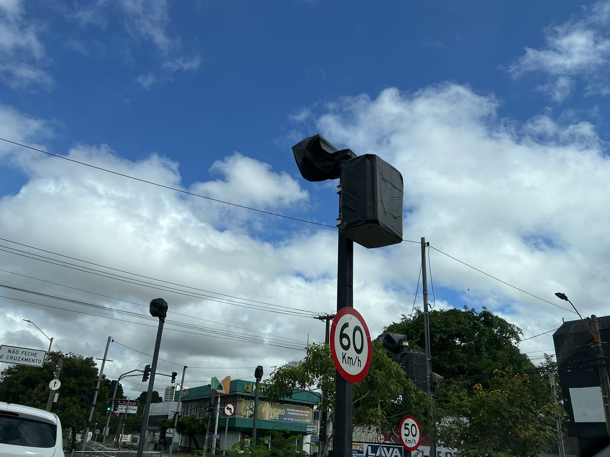 apolianajorn's tweet photo. Gente, o que rolou aqui? Câmeras dos sensores de velocidade da João XXIII todas cobertas com sacos pretos https://t.co/B5WXGuoES4