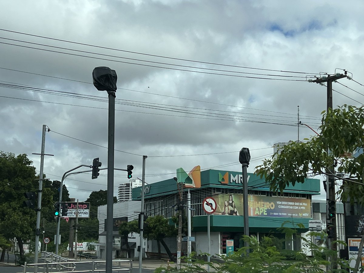 apolianajorn's tweet photo. Gente, o que rolou aqui? Câmeras dos sensores de velocidade da João XXIII todas cobertas com sacos pretos https://t.co/B5WXGuoES4