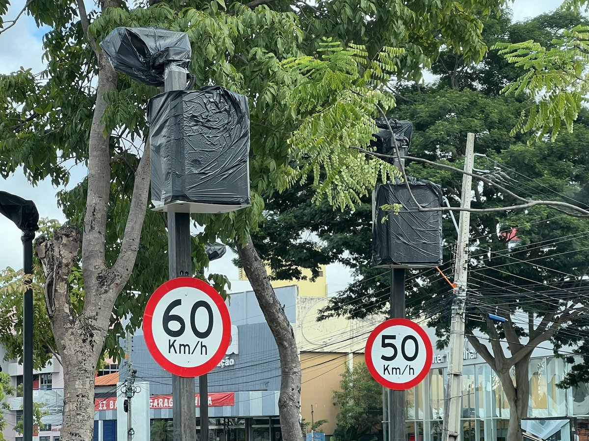 apolianajorn's tweet photo. Gente, o que rolou aqui? Câmeras dos sensores de velocidade da João XXIII todas cobertas com sacos pretos https://t.co/B5WXGuoES4