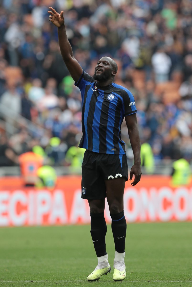 Inter_ar's tweet photo. خدمة التوصيل للمرمى! 😄

#إنتر_لاتسيو | #فورزا_إنتر ⚫🔵 https://t.co/sCwoczQiYJ