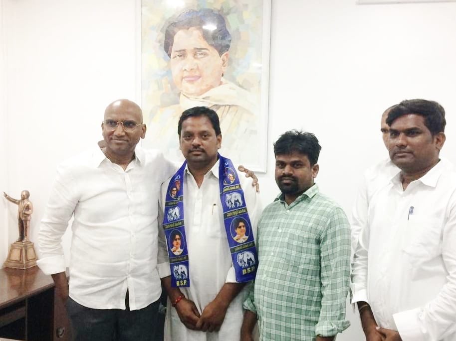 RSPraveenSwaero's tweet photo. ఈ రోజు బీఆర్ యస్ నుండి బీయస్పీలో చేరిన తెలంగాణ ఉద్యమకారుడు, గంగపుత్ర ముద్దుబిడ్డ శ్రీ గోలివాడ ప్రసన్న కుమార్ (GPK) గారికి శుభాకాంక్షలు.💐💐💐 https://t.co/X6n3sg5BZP