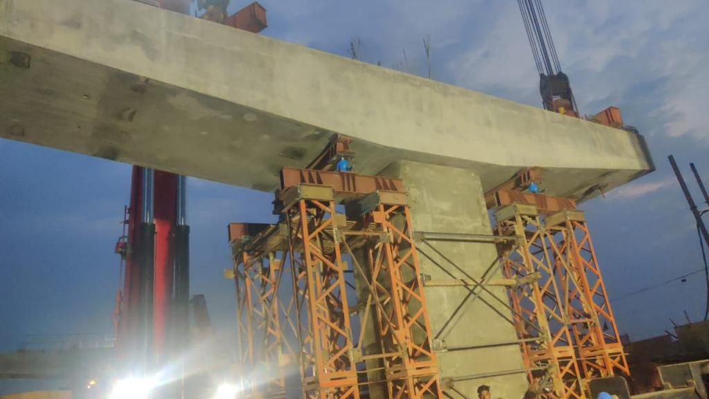 UDHDBIHAR's tweet photo. Station work for #PatnaMetroProject elevated section is full swing. 2nd Cross arm of #PatliputraBusTerminalStation launched successfully.
#BiharUrbanDevelopmentAndHousingDept
#UDHDBIHAR #Metro
#Crossarm #DMRC
#PatnaMetroRail
#PatnaMetro
@yadavtejashwi @OfficialDMRC https://t.co/5U5koUDeCJ