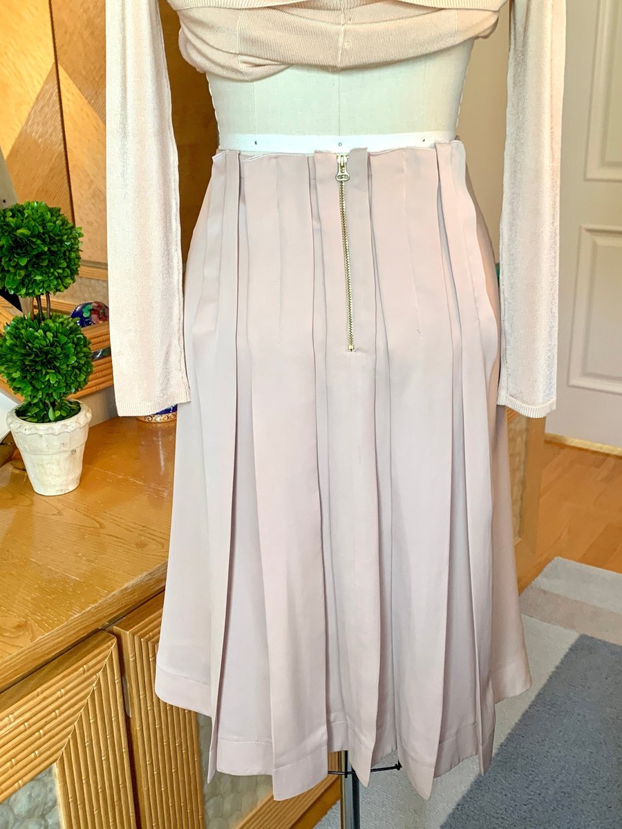 Top10Boutique's tweet image. Excited to share the latest addition to my #etsy shop: Cacharel Sz 10 Back-Pleated Peachy Pink Silk Skirt, Medium etsy.me/3nhYPAK #pink #belowtheknee #nudeskirt #peachskirt #pinkskirt #silkskirt #midiskirt #kneeskirt #summerskirt