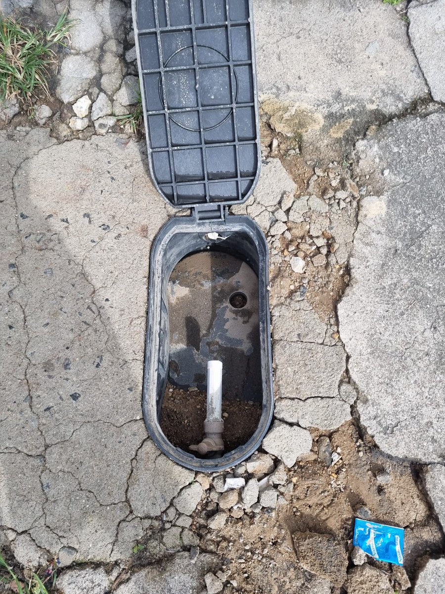 manugravina's tweet photo. Alô, @aguas_do_rio @tvglobo @recordtvoficial @sbtrio @radiotupi roubaram meu hidrômetro de novo! Já é o 2° em menos de 30 dias! https://t.co/YrP7kbY9LT