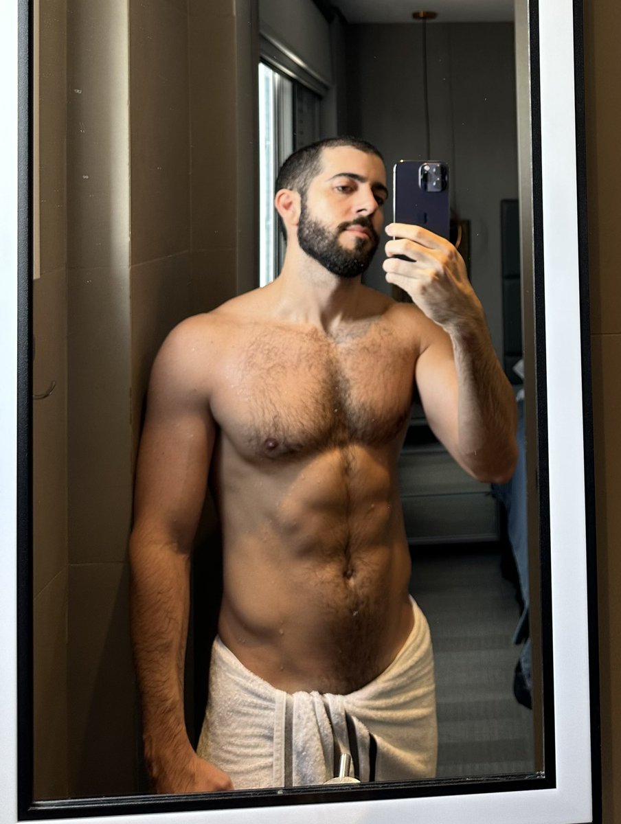 maurocbj's tweet photo. Quem tiver, retuíta/posta uma foto com pelos, e outra sem. Qual fica melhor? #urso #pelosnaturais ou #lisinho #depilado https://t.co/zAC27RsAhX
